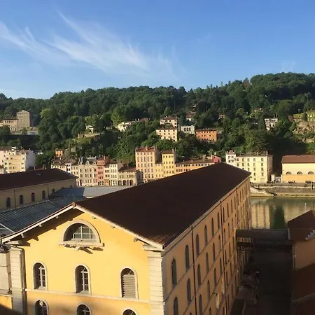 Climatise Terrasse Vue Sur Et Les Quais De Saone *